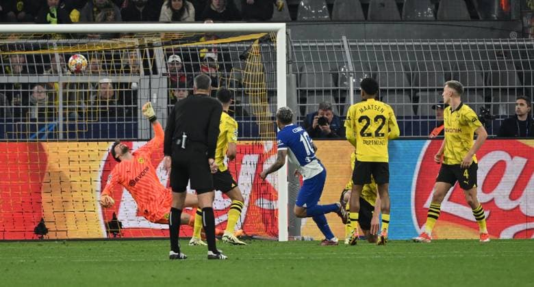 Angel Correa (Atletico Madrid), mi., erzielt das Tor zum 2:2, links Torwart Gregor Kobel (Borussia Dortmund) 16.04.2024, Fussball Champions League, Saison 2023 2024, Viertelfinale Rückspiel, Borussia Dortmund - Atletico Madrid Dortmund Signal Iduna Park Nordrhein Westfalen Deutschland