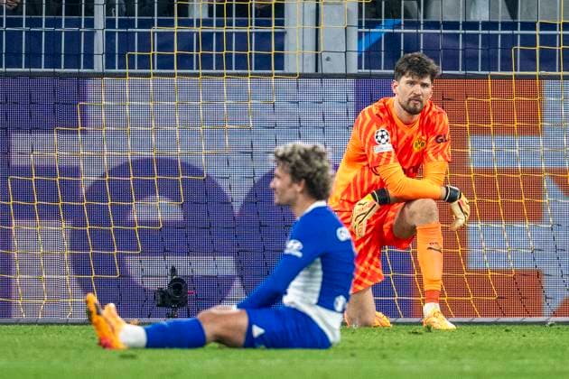 Fußball: Champions League. Rückspiel Viertelfinale, Borussia Dortmund - Atletico Madrid am 16.04.2024 im Signal-Iduna-Park: Dortmunds Torwart Gregor Kobel ist enttäuscht nach dem Tor zum 2:2. WICHTIGER HINWEIS: Gemäß den Vorgaben der UEFA ist es untersagt, in dem Stadion und oder vom Spiel angefertigte Fotoaufnahmen in Form von Sequenzbildern und oder videoähnlichen Fotostrecken zu verwerten bzw. verwerten zu lassen. Copyright: xKirchner DavidxInderliedx