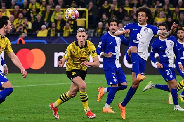 Nico Schlotterbeck 4 (Borussia Dortmund) im Zweikampf, Aktion, mit Axel Witsel 20 (Atletico Madrid), Borussia Dortmund vs. Atletico Madrid, Fussball, Champions League, Achtelfinale, 16.04.2024 Dortmund Nordrhein-Westfalen Deutschland