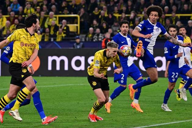 Nico Schlotterbeck 4 (Borussia Dortmund) im Zweikampf, Aktion, mit Axel Witsel 20 (Atletico Madrid), Borussia Dortmund vs. Atletico Madrid, Fussball, Champions League, Achtelfinale, 16.04.2024 Dortmund Nordrhein-Westfalen Deutschland