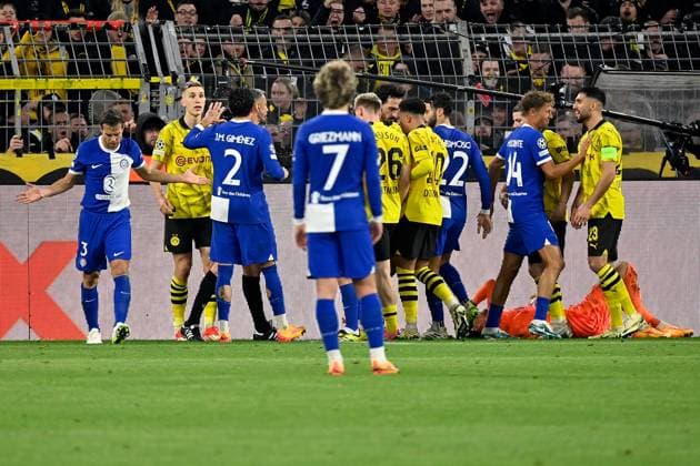 16.04.2024, xjrdrx, Fussball UEFA Champions League, Borussia Dortmund - Atletico Madrid emspor, v.l. Rudelbildung nach dem Zusammenstoss Cesar Azpilicueta (Atletico Madrid) mit Gregor Kobel (Borussia Dortmund) (DFL DFB REGULATIONS PROHIBIT ANY USE OF PHOTOGRAPHS as IMAGE SEQUENCES and or QUASI-VIDEO) Dortmund
