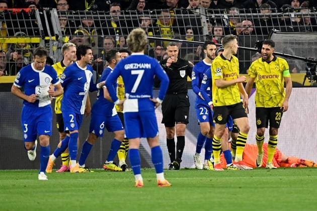 16.04.2024, xjrdrx, Fussball UEFA Champions League, Borussia Dortmund - Atletico Madrid emspor, v.l. Rudelbildung nach dem Zusammenstoss Cesar Azpilicueta (Atletico Madrid) mit Gregor Kobel (Borussia Dortmund) (DFL DFB REGULATIONS PROHIBIT ANY USE OF PHOTOGRAPHS as IMAGE SEQUENCES and or QUASI-VIDEO) Dortmund