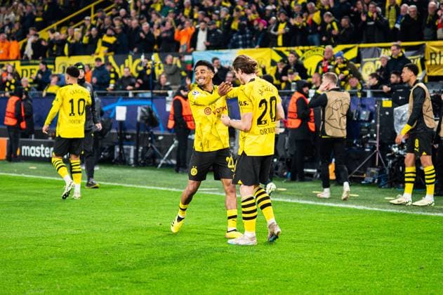 16.04.2024 - Fußball, 2023 2024, UEFA Champions League, Viertelfinale, Borussia Dortmund - Atletico Madrid: (R) Marcel Sabitzer (Dortmund) jubelt nach seinem Tor zum 4:2 mit Ian Maatsen (Dortmund)