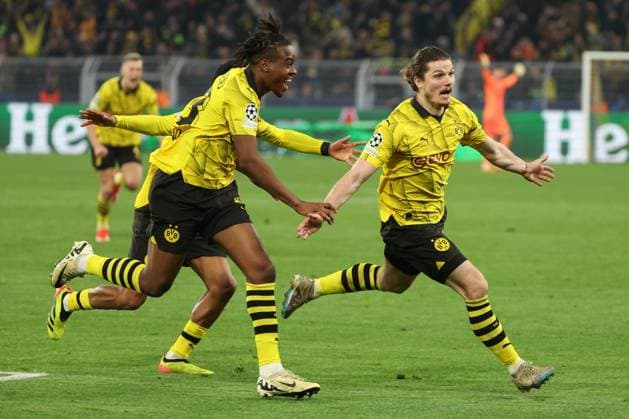Champions League - Borussia Dortmund - Atletico Madrid am 16.04.2024 im Signal Iduna Park in Dortmund Jubel, Torjubel, Torschuetze, Torschütze Marcel Sabitzer (Dortmund 20) jubelt nach seinem Tor zum 4 zu 2 mit der Mannschaft