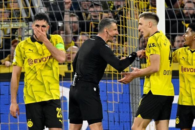 16.04.2024, xjrdrx, Fussball UEFA Champions League, Borussia Dortmund - Atletico Madrid emspor, v.l. Schiedsrichter Referee Slavko Vincic gestikuliert gibt Anweisungen mit den Armen gestikulieren gives instructions, gesticulate. Nico Schlotterbeck (Borussia Dortmund) (DFL DFB REGULATIONS PROHIBIT ANY USE OF PHOTOGRAPHS as IMAGE SEQUENCES and or QUASI-VIDEO) Dortmund