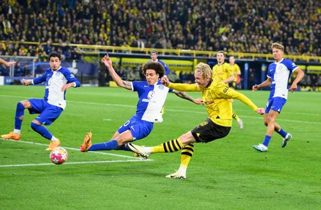 Julian BRANDT (DO) schiesst das Tor zum 1:0, Aktion, Zweikampf, v.l. Axel WITSEL (AM), Julian BRANDT (DO), Fussball Champions League, Viertelfinale, Rueckspiel, Borussia Dortmund (DO) - Atletico Madrid (AM), am 16.04.2024 in Dortmund Deutschland. UEFA regulations prohibit any use of photographs as image sequences and or quasi-video Â