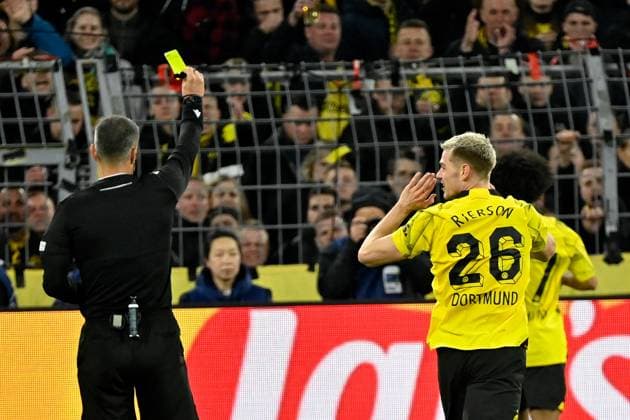 16.04.2024, xjrdrx, Fussball UEFA Champions League, Borussia Dortmund - Atletico Madrid emspor, v.l. Schiedsrichter Referee Slavko Vincic zeigt Julian Ryerson (Borussia Dortmund) die gelbe Karte (DFL DFB REGULATIONS PROHIBIT ANY USE OF PHOTOGRAPHS as IMAGE SEQUENCES and or QUASI-VIDEO) Dortmund