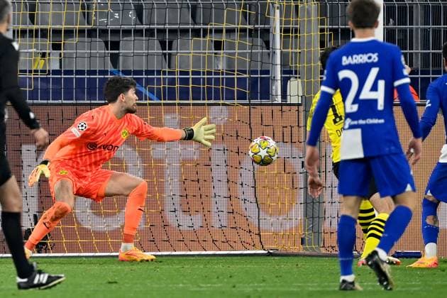 16.04.2024, xjrdrx, Fussball UEFA Champions League, Borussia Dortmund - Atletico Madrid emspor, v.l. Eigentor von Mats Hummels (Borussia Dortmund) zum 2:1 Gregor Kobel (Borussia Dortmund) (DFL DFB REGULATIONS PROHIBIT ANY USE OF PHOTOGRAPHS as IMAGE SEQUENCES and or QUASI-VIDEO) Dortmund