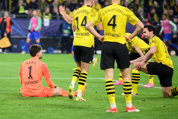 Mats HUMMELS r. (DO) nach seinem Eigentor zum 2:1, mit Torwart Gregor KOBEL (DO), Fussball Champions League, Viertelfinale, Rueckspiel, Borussia Dortmund (DO) - Atletico Madrid (AM), am 16.04.2024 in Dortmund Deutschland. UEFA regulations prohibit any use of photographs as image sequences and or quasi-video Â