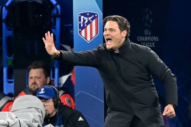 16.04.2024, xjrdrx, Fussball UEFA Champions League, Borussia Dortmund - Atletico Madrid emspor, v.l. Trainer Edin Terzic (Borussia Dortmund) gestikuliert gibt Anweisungen mit den Armen gestikulieren gives instructions, gesticulate. (DFL DFB REGULATIONS PROHIBIT ANY USE OF PHOTOGRAPHS as IMAGE SEQUENCES and or QUASI-VIDEO) Dortmund