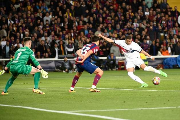 Sport Bilder des Tages But 1-4 Kylian MBAPPE (PSG) lors du quart de final retour de la Ligue des Champions opposant le FC Barcelona, Barca au Paris Saint Germain le 16 avril 2024 au Estadi Olimpic Lluis Companys a Barcelone, Espagne. FOOTBALL : FC Barcelone vs Paris Saint Germain - Ligue des Champions - 16 04 2024 ValentinaClaret Panoramic 