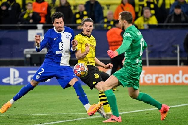 16.04.2024, xjrdrx, Fussball UEFA Champions League, Borussia Dortmund - Atletico Madrid emspor, v.l. Jose Maria Gimenez (Atletico Madrid) Marcel Sabitzer (Borussia Dortmund) Jan Oblak (Atletico Madrid) Zweikampf, Aktion, action, battle for the ball (DFL DFB REGULATIONS PROHIBIT ANY USE OF PHOTOGRAPHS as IMAGE SEQUENCES and or QUASI-VIDEO) Dortmund