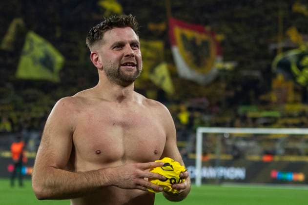 UEFA Champions League, Borussia Dortmund - Atletico Madrid, 16.04.2023 Niclas Füllkrug (Borussia Dortmund, 14) verschenkt sein Trikot. UEFA Champions League, Borussia Dortmund - Atletico Madrid, Rückspiel Viertelfinale, am 16.04.2023, Signal Iduna Park, Dortmund UEFA regulations prohibit any use of photographs as image sequences and or quasi-video Copyright: xBEAUTIFULxSPORTS Meuselx