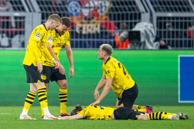 Fußball: Champions League. Rückspiel Viertelfinale, Borussia Dortmund - Atletico Madrid am 16.04.2024 im Signal-Iduna-Park: Dortmunds Marco Reus (l-r), Dortmunds Salih Özcan, Dortmunds Marcel Sabitzer und Dortmunds Julian Ryerson jubeln nach dem Schlusspfiff. WICHTIGER HINWEIS: Gemäß den Vorgaben der UEFA ist es untersagt, in dem Stadion und oder vom Spiel angefertigte Fotoaufnahmen in Form von Sequenzbildern und oder videoähnlichen Fotostrecken zu verwerten bzw. verwerten zu lassen. Copyright: xKirchner DavidxInderliedx
