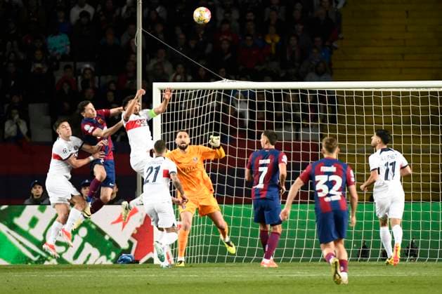 Robert LEWANDOWSKI (FCB), Marquinhos (PSG) lors du quart de final retour de la Ligue des Champions opposant le FC Barcelona, Barca au Paris Saint Germain le 16 avril 2024 au Estadi Olimpic Lluis Companys a Barcelone, Espagne. FOOTBALL : FC Barcelone vs Paris Saint Germain - Ligue des Champions - 16 04 2024 ValentinaClaret Panoramic 
