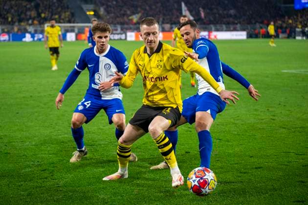 Fußball: Champions League. Rückspiel Viertelfinale, Borussia Dortmund - Atletico Madrid am 16.04.2024 im Signal-Iduna-Park: Madrids Pablo Barrios (l-r), Dortmunds Marco Reus und Madrids Saul kämpfen um den Ball. WICHTIGER HINWEIS: Gemäß den Vorgaben der UEFA ist es untersagt, in dem Stadion und oder vom Spiel angefertigte Fotoaufnahmen in Form von Sequenzbildern und oder videoähnlichen Fotostrecken zu verwerten bzw. verwerten zu lassen. Copyright: xKirchner DavidxInderliedx