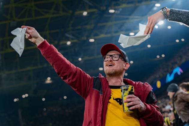 Fan Dortmund mit weißem Tuch Borussia Dortmund vs. Atletico Madrid, Fussball, UEFA Champions League, Viertelfinale Quarterfinal, 16.04.2024 DFL REGULATIONS PROHIBIT ANY OUSE OF PHOTOGRAPHS AS IMAGE SEQUENCES AND OR QUASI-VIDEO Borussia Dortmund vs. Atletico Madrid, Fussball, UEFA Champions League, Viertelfinale Quarterfinal, 16.04.2024 Dortmund Copyright: xEibner-Pressefoto BahhoxKarax EP_BVB