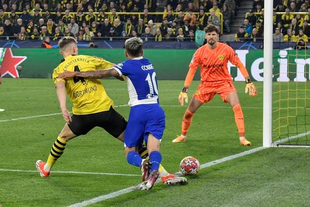 v. li. im Kampf um den Ball Nico Schlotterbeck ( 4, Borussia Dortmund) Angel Correa ( 10, Atletico Madrid) Gregor Kobel ( 1, Borussia Dortmund) 16.04.2024 Fussball, Champions League, Borussia Dortmund vs Atletico Madrid, Signal Iduna Park, Dortmund, NRW Germany