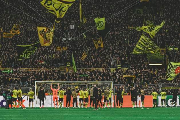 Dortmunder Mannschaft feiert mit den Fans, Borussia Dortmund vs. Atletico Madrid, Fussball, Champions League, Achtelfinale, 16.04.2024 Dortmund Nordrhein-Westfalen Deutschland