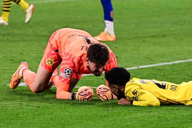 Gregor Kobel 1 (Borussia Dortmund) jubelt mit Ian Maadsen 22 (Borussia Dortmund), Borussia Dortmund vs. Atletico Madrid, Fussball, Champions League, Achtelfinale, 16.04.2024 Dortmund Nordrhein-Westfalen Deutschland