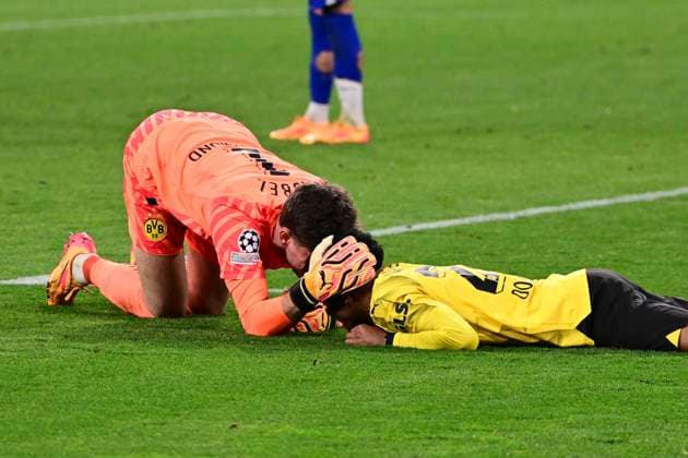 Gregor Kobel 1 (Borussia Dortmund) jubelt mit Ian Maadsen 22 (Borussia Dortmund), Borussia Dortmund vs. Atletico Madrid, Fussball, Champions League, Achtelfinale, 16.04.2024 Dortmund Nordrhein-Westfalen Deutschland