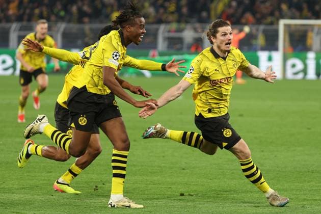 Champions League - Borussia Dortmund - Atletico Madrid am 16.04.2024 im Signal Iduna Park in Dortmund Jubel, Torjubel, Torschuetze, Torschütze Marcel Sabitzer (Dortmund 20) jubelt nach seinem Tor zum 4 zu 2 mit der Mannschaft