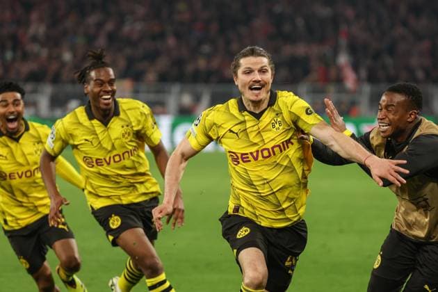 Champions League - Borussia Dortmund - Atletico Madrid am 16.04.2024 im Signal Iduna Park in Dortmund Jubel, Torjubel, Torschuetze, Torschütze Marcel Sabitzer (Dortmund 20) jubelt nach seinem Tor zum 4 zu 2 mit Ian Maatsen (Dortmund 22) und Jamie Bynoe Gittens (Dortmund 43)