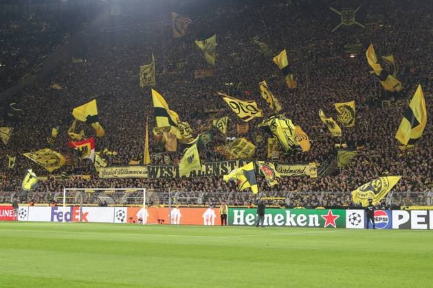 Champions League - Borussia Dortmund - Atletico Madrid am 16.04.2024 im Signal Iduna Park in Dortmund Die Borussia Dortmund Fans auf der Südtribüne Suedtribuene präsentieren ein Spruchband Banner mit Herzlich Willkommen im Westfalenstadion und schwenken Fahnen