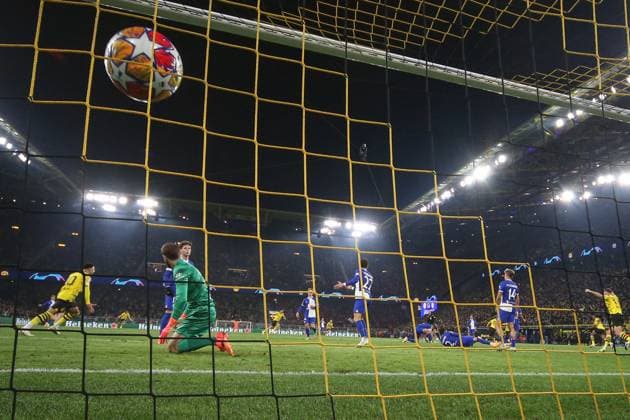 Champions League - Borussia Dortmund - Atletico Madrid am 16.04.2024 im Signal Iduna Park in Dortmund Marcel Sabitzer (Dortmund 20) erzielt gegen Torwart Jan Oblak (Atletico Madrid 13) das Tor zum 4 zu 2