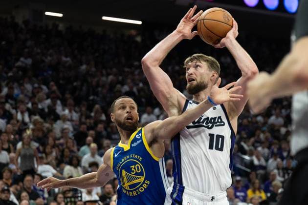 Sport Themen der Woche KW16 Sport Bilder des Tages April 16, 2024, Sacramento, Ca, USA: Sacramento Kings forward Domantas Sabonis (10) shoots a basket defended by Golden State Warriors guard Stephen Curry (30) during a NBA, Basketball Herren, USA play-in game at Golden 1 Center on Tuesday, April 16, 2024 in Sacramento. Sacramento USA - ZUMAj89_ 20240416_zaf_j89_018 Copyright: xPaulxKitagakixJr.x