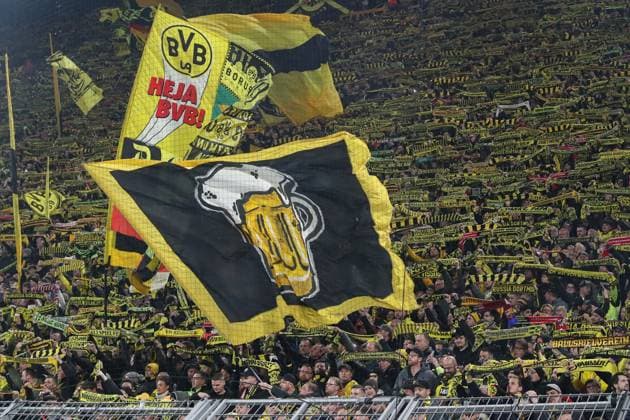 Champions League - Borussia Dortmund - Atletico Madrid am 16.04.2024 im Signal Iduna Park in Dortmund Die Borussia Dortmund Fans auf der Südtribüne Suedtribuene mit einer Schalparade und Schwenkfahne