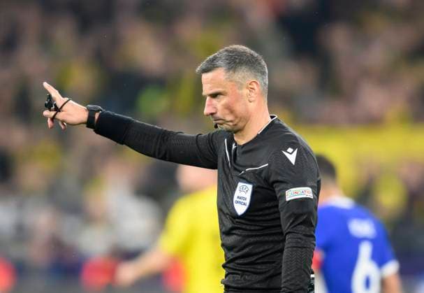 Schiedsrichter Slavko VINCIC (SLO) Gestik, Geste Fussball Champions League, Viertelfinale, Rueckspiel, Borussia Dortmund (DO) - Atletico Madrid (AM) 4:2, am 16.04.2024 in Dortmund Deutschland. UEFA regulations prohibit any use of photographs as image sequences and or quasi-video Â