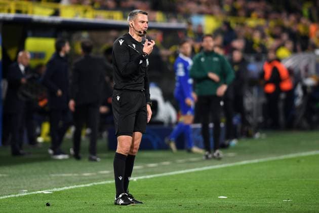 16.04.2024, Dortmund, Germany, Signal-Iduna-Park, Borussia Dortmund vs Atletico Madrid - UEFA Champions League 2023 24 - Quarter-final Second Leg, Schiedsrichter Slavko Vincic (Slowenien) gestikuliert, gestik (Foto Ralf Treese) Dortmund Signal-Iduna-Park North Rhine-Westphalia Germany