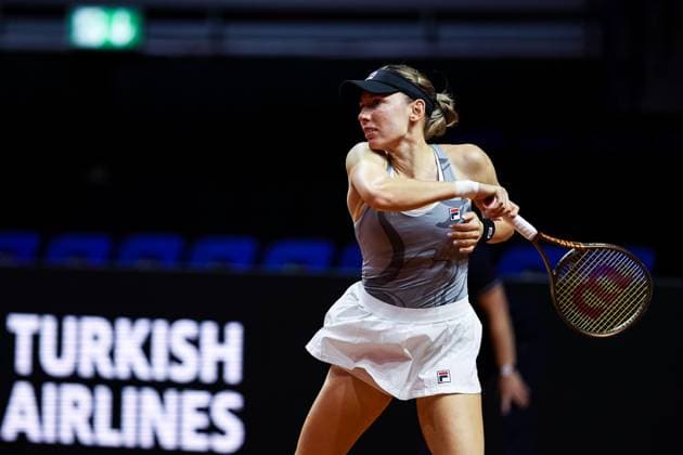 Sport Bilder des Tages Ekaterina Alexandrova (RUS) Ekaterina Alexandrova (RUS) vs Ons Jabeur (TUN) GER Porsche Tennis Grand Prix GP Stuttgart 2024, Porsche-Arena, 17.04.2024 GER Porsche Tennis Grand Prix GP Stuttgart 2024 Porsche-Arena, 17.04.2024 Stuttgart Copyright: xEibner-Pressefoto RogerxBuerkex EP