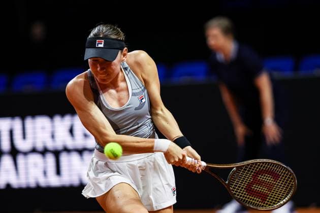 Ekaterina Alexandrova (RUS) Ekaterina Alexandrova (RUS) vs Ons Jabeur (TUN) GER Porsche Tennis Grand Prix GP Stuttgart 2024, Porsche-Arena, 17.04.2024 GER Porsche Tennis Grand Prix GP Stuttgart 2024 Porsche-Arena, 17.04.2024 Stuttgart Copyright: xEibner-Pressefoto RogerxBuerkex EP