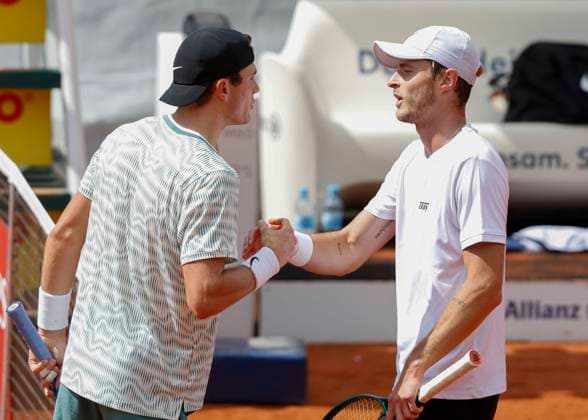R-L Rudolf Molleker gratuliert dem Sieger Jack Draper Tennis - BMW Open 2024 - ATP, Tennis Herren - MTTC Iphitos - Munich - - Germany - 17 April 2024. Copyright: xJuergenxHasenkopfx