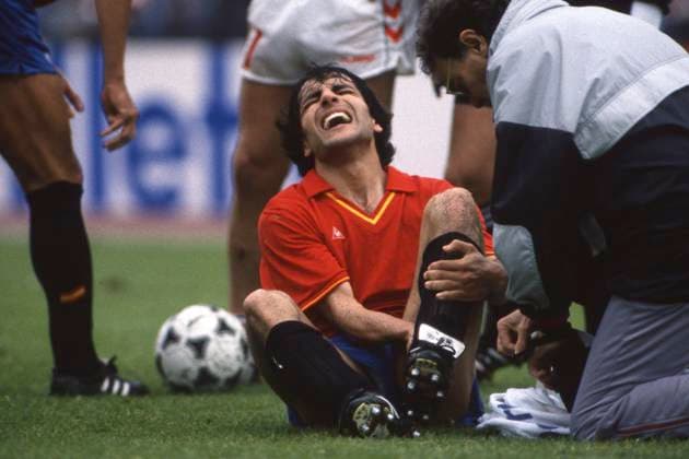 TOMAS (Pedro Tomas Renones Crego, ESP) wurde gefoult und sitzt mit schmerzverzerrtem Gesicht auf dem Rasen, Daenemark (DEN) - Spanien (ESP) 2:3, Fussball EM EURO 1988 in Deutschland, 15.06.1988 im Niedersachsenstadion Hannover, Â