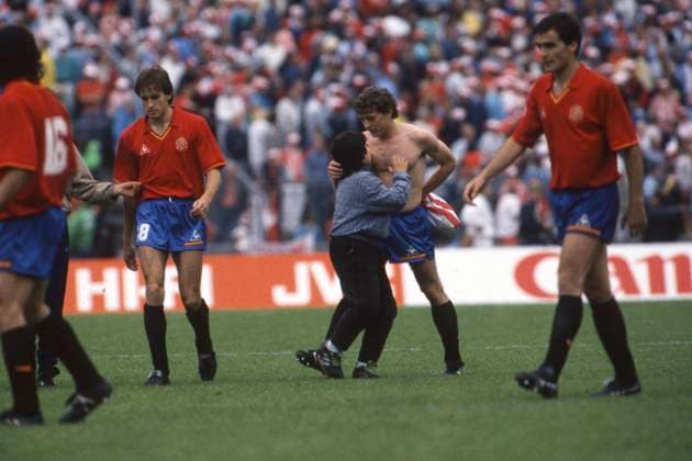 Ein junger spanischer Fan himmelt Emilio BUTRAGUENO (ESP) an, Daenemark (DEN) - Spanien (ESP) 2:3, Fussball EM EURO 1988 in Deutschland, 15.06.1988 im Niedersachsenstadion Hannover, Â