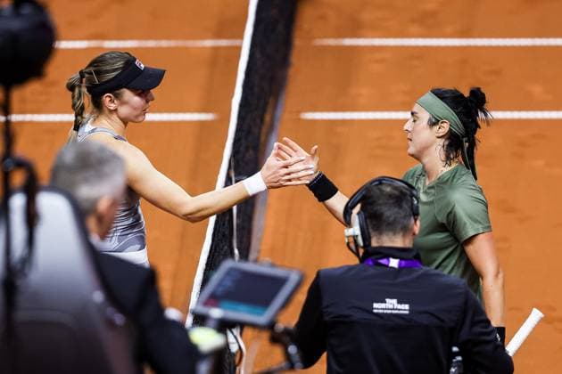 Ons Jabeur (TUN) win the match, hat den Match gewonnen Ekaterina Alexandrova (RUS) vs Ons Jabeur (TUN) GER Porsche Tennis Grand Prix GP Stuttgart 2024, Porsche-Arena, 17.04.2024 GER Porsche Tennis Grand Prix GP Stuttgart 2024 Porsche-Arena, 17.04.2024 Stuttgart Copyright: xEibner-Pressefoto RogerxBuerkex EP