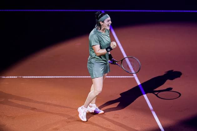 Sport Bilder des Tages Ons Jabeur (TUN) win the match, hat den Match gewonnen Ekaterina Alexandrova (RUS) vs Ons Jabeur (TUN) GER Porsche Tennis Grand Prix GP Stuttgart 2024, Porsche-Arena, 17.04.2024 GER Porsche Tennis Grand Prix GP Stuttgart 2024 Porsche-Arena, 17.04.2024 Stuttgart Copyright: xEibner-Pressefoto RogerxBuerkex EP