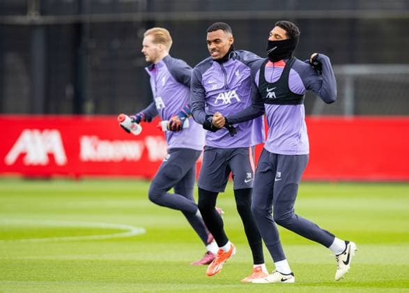 Football - UEFA Europa League - Quarter-Final 2nd Leg - BC Atalanta v Liverpool FC - MD-1 LIVERPOOL, ENGLAND - Wednesday, April 17, 2024: Liverpool s Ryan Gravenberch (L) jokes with teammate Jarell Quansah during a training session at the AXA Training Centre ahead of the UEFA Europa League Quarter-Final 2nd Leg match between BC Atalanda and Liverpool FC. (Photo by Jessica Hornby Propaganda) LIVERPOOL AXA Training Centre MERSEYSIDE ENGLAND  Copyright: xDavidxRawcliffex P2024-04-17-LFC_Training_Atalanta-24