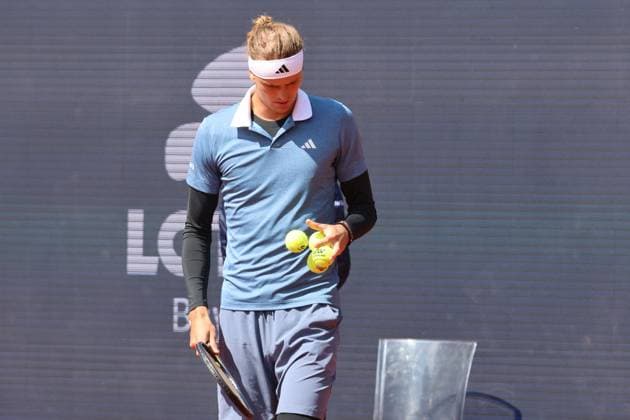 Alexander Zverev (GER) sortiert Bälle, Tennis BMW Open 2024 17.04.2004 München FOTO: Mladen Lackovic LakoPress