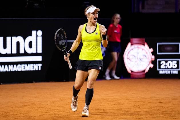 Laura Siegemund (GER) mit Siegesfaust und Jubelschrei Marta Kostyuk (UKR) vs Laura Siegemund (GER) GER Porsche Tennis Grand Prix GP Stuttgart 2024, Porsche-Arena, 17.04.2024 GER Porsche Tennis Grand Prix GP Stuttgart 2024 Porsche-Arena, 17.04.2024 Stuttgart Copyright: xEibner-Pressefoto RogerxBuerkex EP