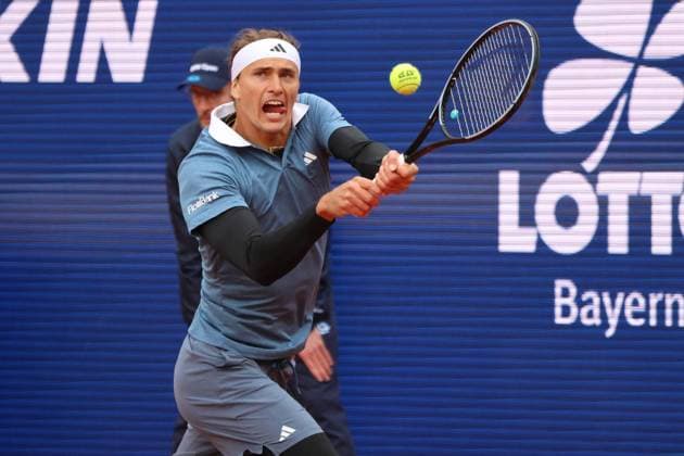 Alexander Zverev (GER) verzweifelt, Frust, frustriert nach erneuten Regenunterbrechung Tennis BMW Open 2024 17.04.2004 München FOTO: Mladen Lackovic LakoPress
