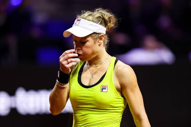 Laura Siegemund (GER) pustet in ihre Hand Marta Kostyuk (UKR) vs Laura Siegemund (GER) GER Porsche Tennis Grand Prix GP Stuttgart 2024, Porsche-Arena, 17.04.2024 GER Porsche Tennis Grand Prix GP Stuttgart 2024 Porsche-Arena, 17.04.2024 Stuttgart Copyright: xEibner-Pressefoto RogerxBuerkex EP