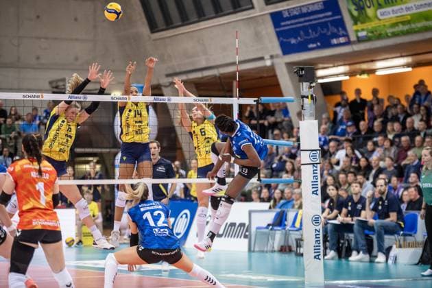 Krystal Rivers (Allianz MTV Stuttgart, 13) vs. Schweriner Block aus Elles Dambrink (SSC Palmberg Schwerin, 15), Jazmine White (SSC Palmberg Schwerin, 14), Nova Marring (SSC Palmberg Schwerin, 33) Allianz MTV Stuttgart - SSC Palmberg Schwerin, Volleyball Bundesliga, Frauen, VBL, Saison 2023 24, Deutsche Meisterschaft Finale - Spiel 2, 17.04.2024, Stuttgart (SCHARRena), DEU GER, Allianz MTV Stuttgart - SSC Palmberg Schwerin, Volleyball, Bundesliga, easycredit VBL, Deutsche Meisterschaft Finale Spiel 2, Spielzeit 2023 2024, 17.04.2024 Stuttgart Copyright: xSandyxDinkelackerx EP_SDR