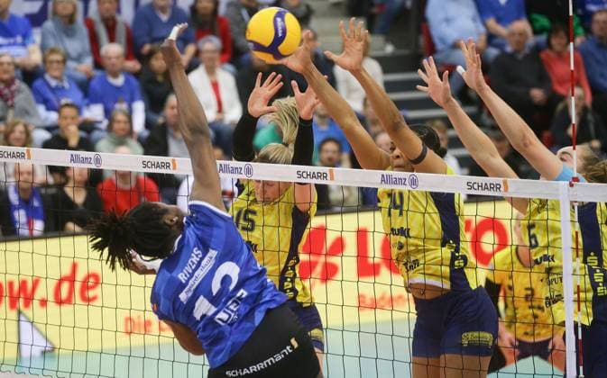 Stuttgart , Volleyball Bundesliga Frauen PlayOff Finale Spiel 2, Allianz MTV Stuttgart vs. SSC Palmberg Schwerin , links: Krystal Rivers ( Stgt )
