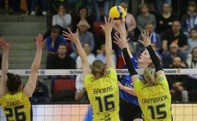 Stuttgart , Volleyball Bundesliga Frauen PlayOff Finale Spiel 2, Allianz MTV Stuttgart vs. SSC Palmberg Schwerin , hinten : Jolien Knollema ( Stgt )