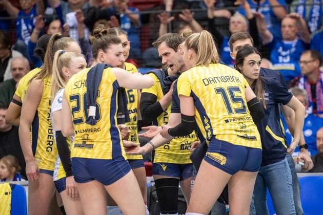 Felix Koslowski (Trainer SSC Palmberg Schwerin) - Ansprache an das Team, Auszeit Allianz MTV Stuttgart - SSC Palmberg Schwerin, Volleyball Bundesliga, Frauen, VBL, Saison 2023 24, Deutsche Meisterschaft Finale - Spiel 2, 17.04.2024, Stuttgart (SCHARRena), DEU GER, Allianz MTV Stuttgart - SSC Palmberg Schwerin, Volleyball, Bundesliga, easycredit VBL, Deutsche Meisterschaft Finale Spiel 2, Spielzeit 2023 2024, 17.04.2024 Stuttgart Copyright: xSandyxDinkelackerx EP_SDR