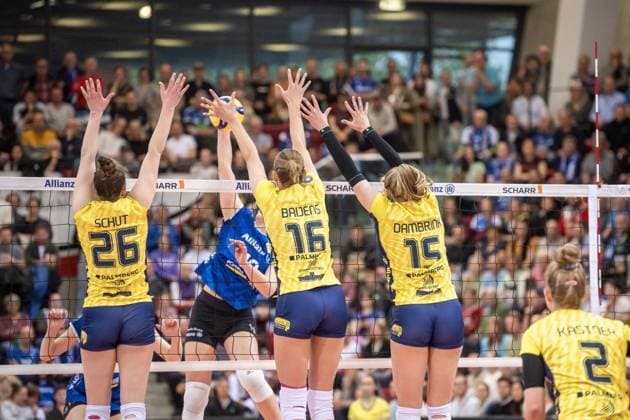 Schweriner Block aus Susan Schut (SSC Palmberg Schwerin, 26), Indy Baijens (SSC Palmberg Schwerin, 16), Elles Dambrink (SSC Palmberg Schwerin, 15) vs. Jolien Knollema (Allianz MTV Stuttgart, 10) Allianz MTV Stuttgart - SSC Palmberg Schwerin, Volleyball Bundesliga, Frauen, VBL, Saison 2023 24, Deutsche Meisterschaft Finale - Spiel 2, 17.04.2024, Stuttgart (SCHARRena), DEU GER, Allianz MTV Stuttgart - SSC Palmberg Schwerin, Volleyball, Bundesliga, easycredit VBL, Deutsche Meisterschaft Finale Spiel 2, Spielzeit 2023 2024, 17.04.2024 Stuttgart Copyright: xSandyxDinkelackerx EP_SDR